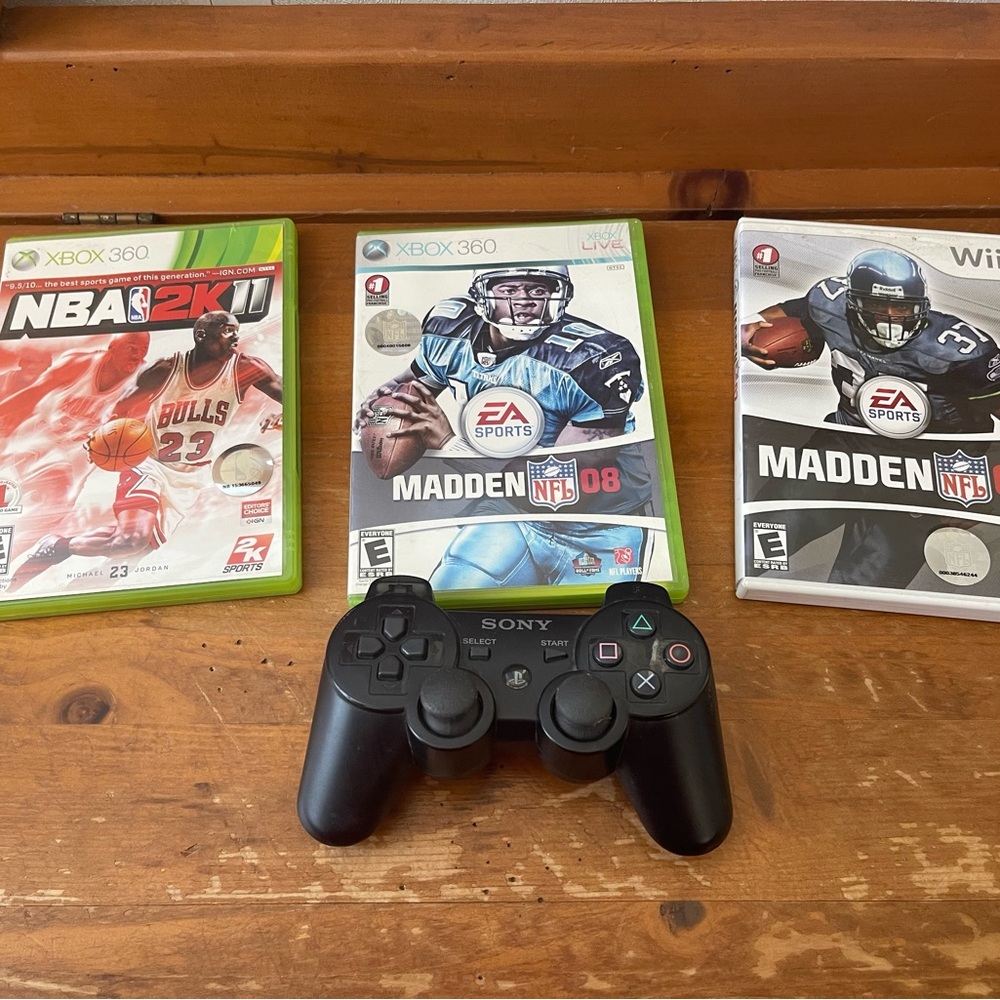 2 Xbox 360 games 1 Wii game and 1 damaged Sony PlayStation controller